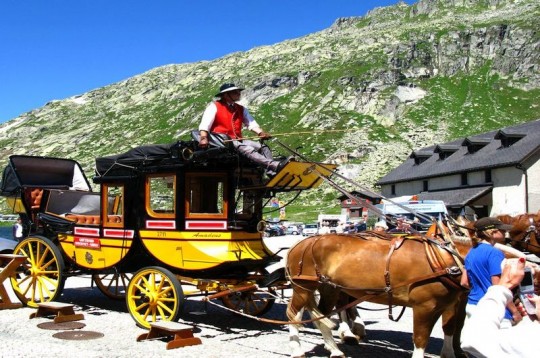 In viaggio sul bus delle Poste Svizzere